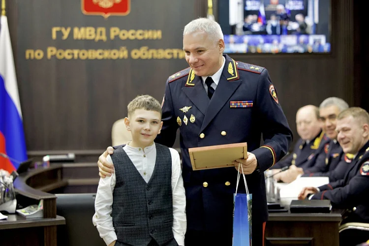 Десятилетний дончанин Лев отобрал у вора деньги для бойцов СВО и получил награду