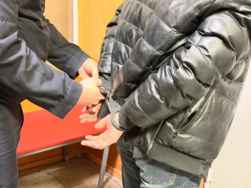 Ростовчанин убедил женщину открыть дверь, избил ее и похитил 585 тысяч рублей