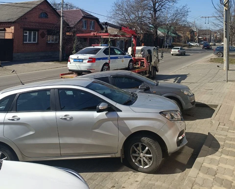 Машина ДПС столкнулась с эвакуатором в центре Ростова-на-Дону