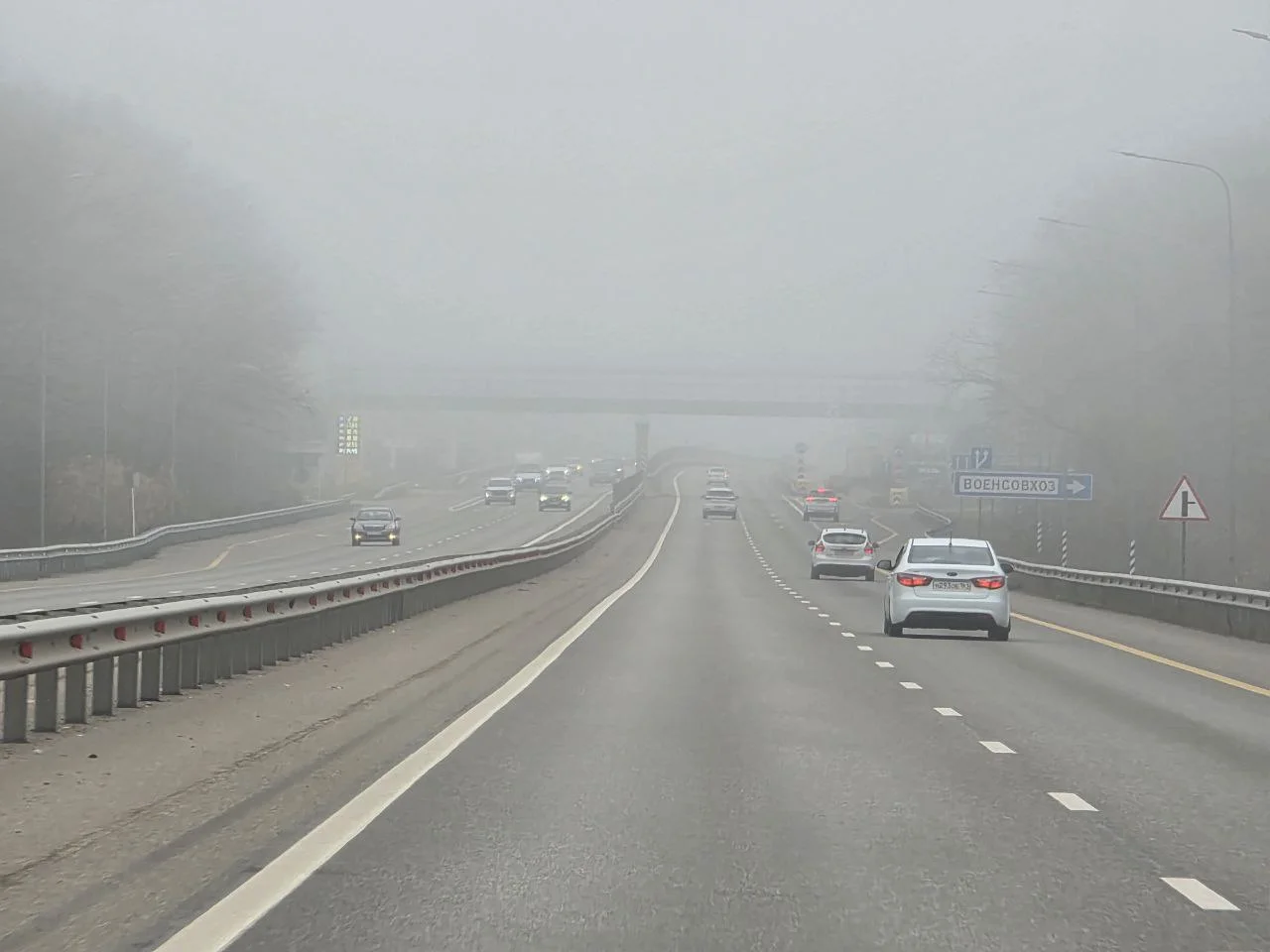 Туман опустился на дороги Ростовской области, водителей предупреждают
