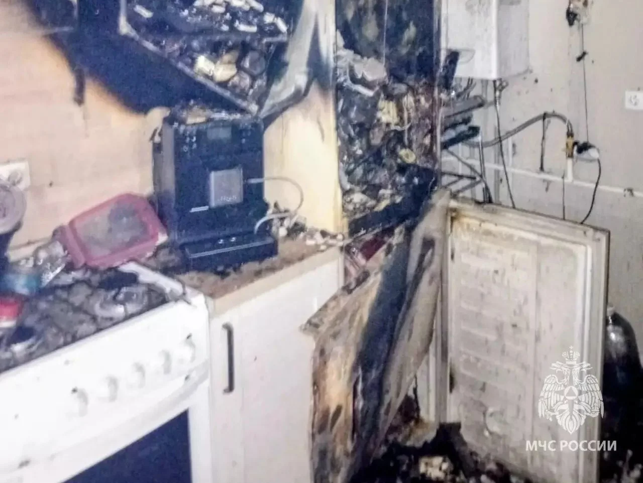 Холодильник взорвался и сжег кухню в квартире на 11-м этаже в Ростове