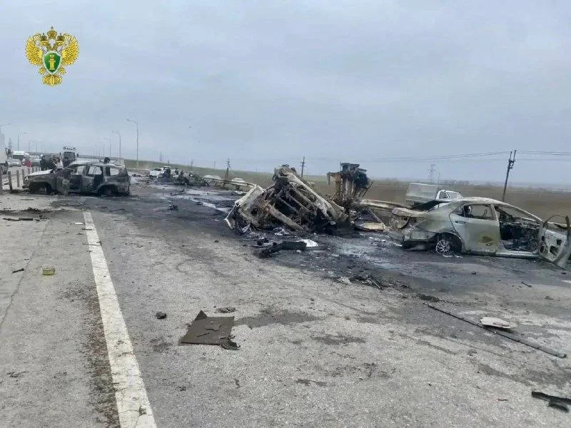 Лопнувшее колесо отправило бензовоз под встречку под Ростовом