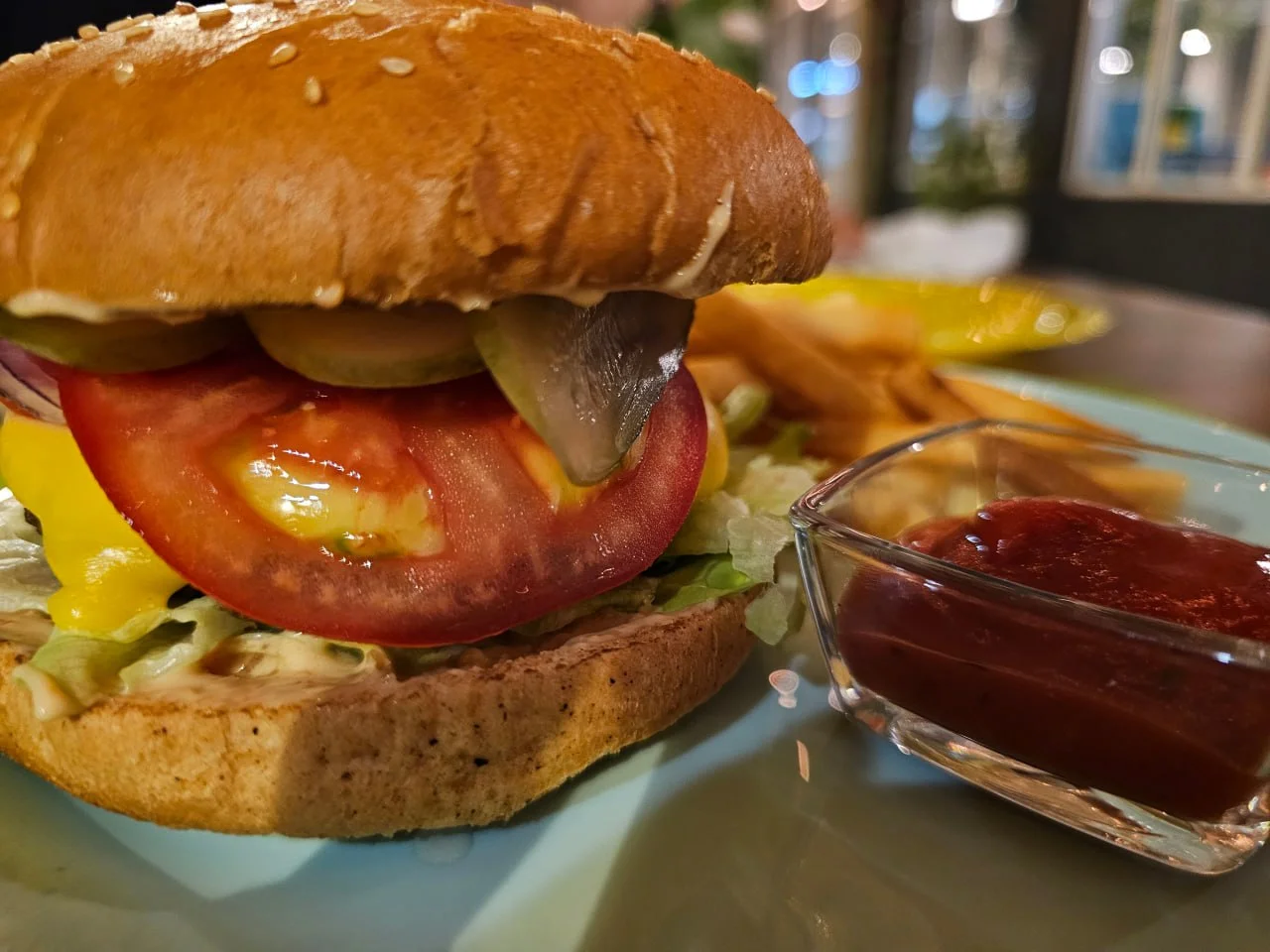 Сеть фастфуда в Волгодонске уволила 13 сотрудников после отравления 21 человека