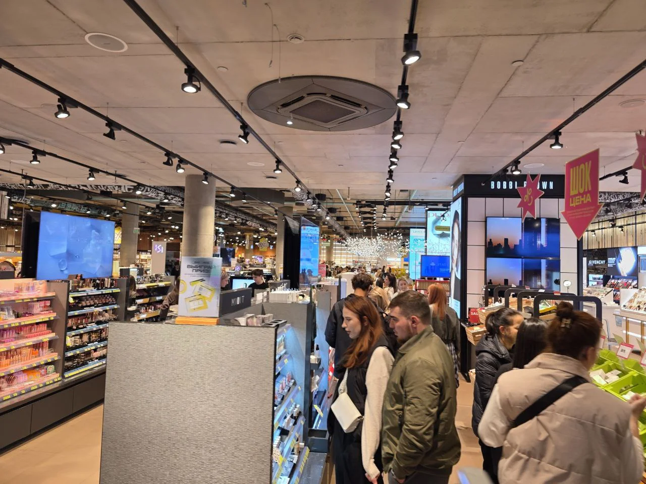 В ТЦ «МегаМаг» в Ростове массово распродают магазины