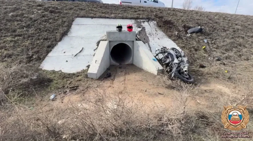 В Волгодонске мотоцикл вылетел с дороги после столкновения с бордюром, двое погибли