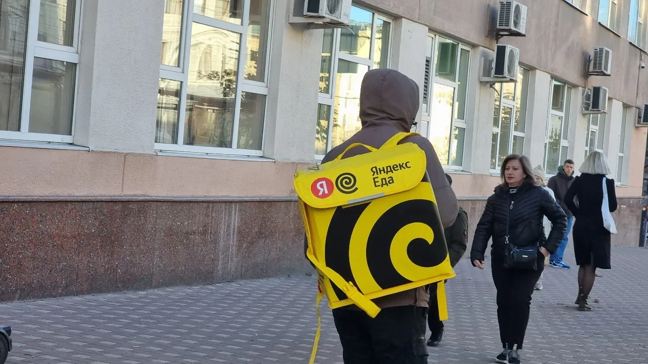 Власти Ростова объяснили запреты на работу мигрантов курьерами