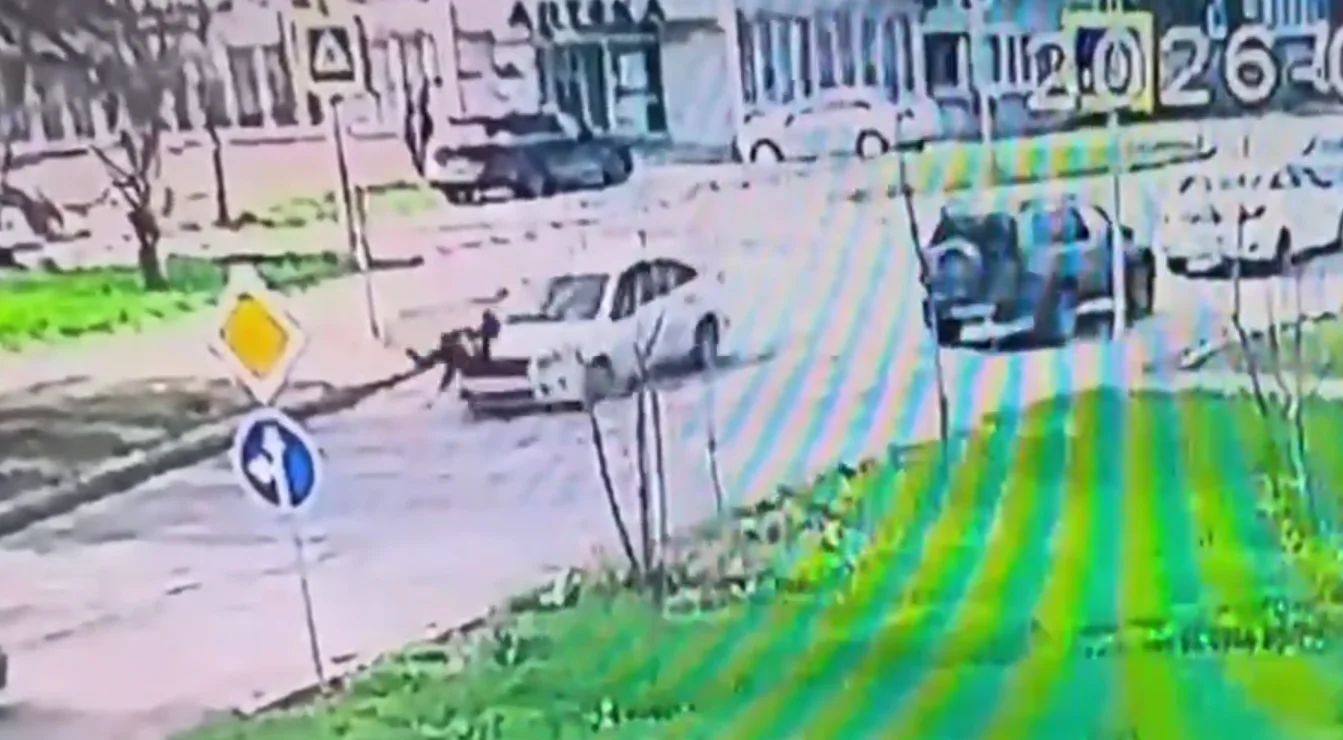 В Новочеркасске школьниа сбили на переходе, момент аварии попал на видео