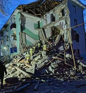Четырех человек спасли из под завалов многоэтажки в Сызрани после удара БПЛА
