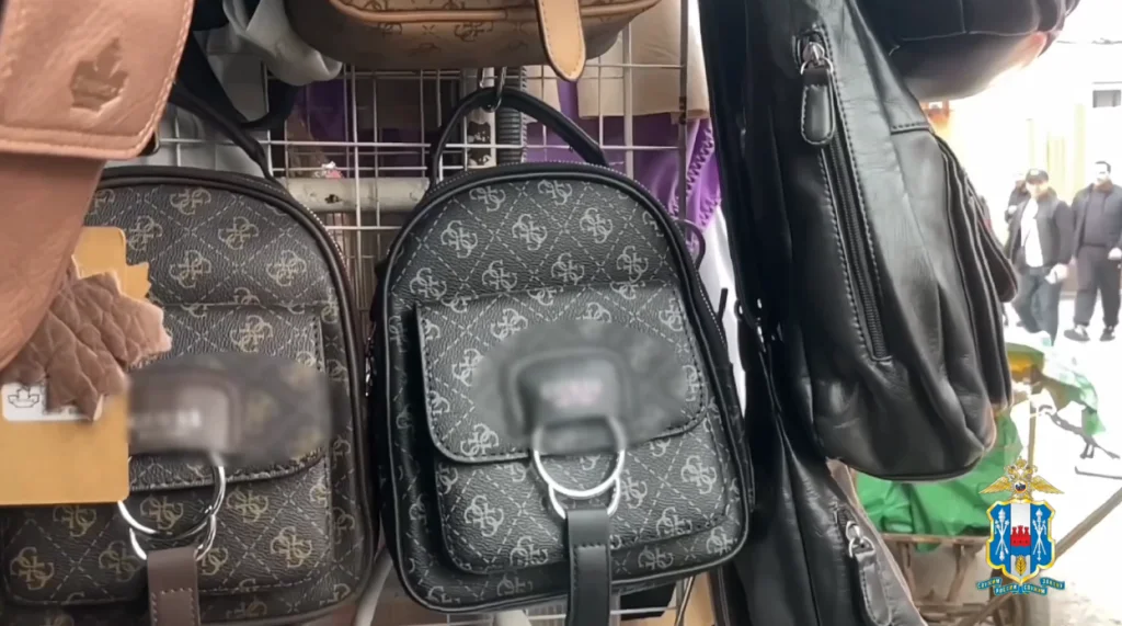 На рынке «Темерник» полиция изъяла 104 контрафактные сумки