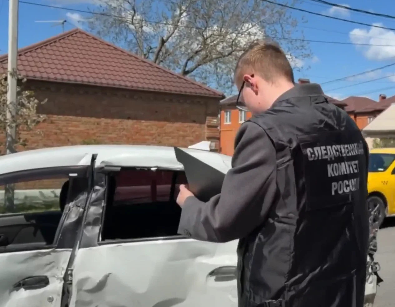 Следком и ГАИ показали кадры с места гибели девушки в такси от взрыва баллона