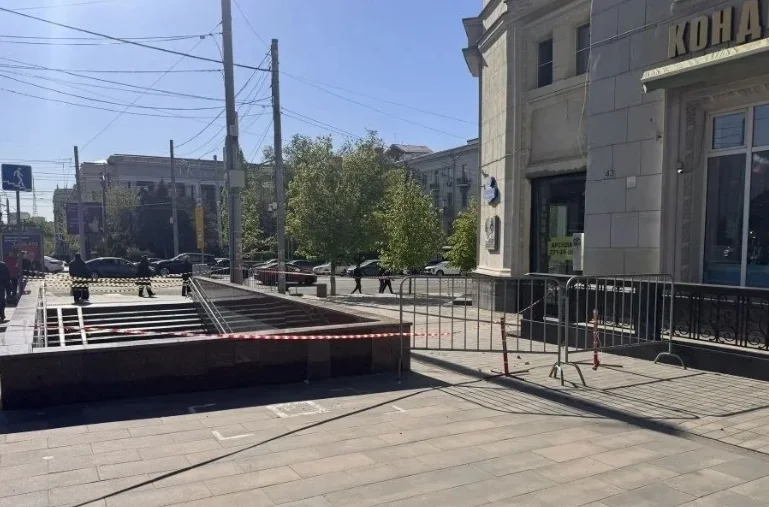 Власти Ростова отреагировали на рухнувший шпиль у дома на Садовой