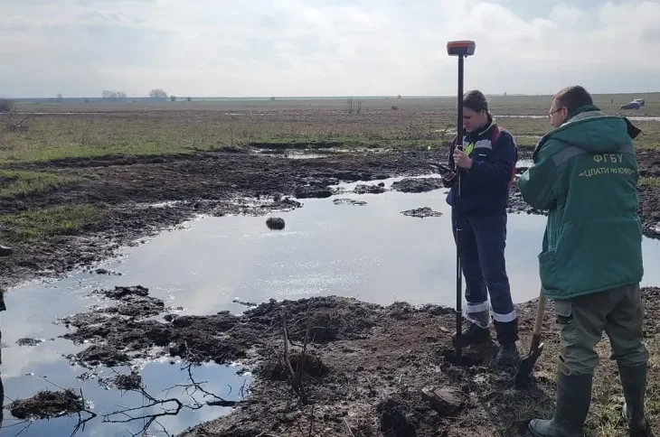 В Волгоградской области порыв нефтепровода загрязнил реку и почву