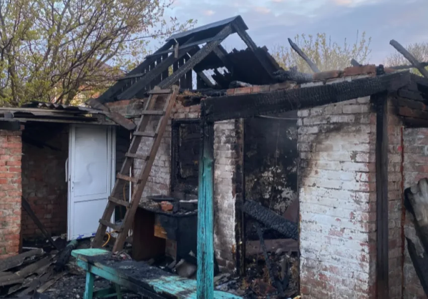 В Ростовской области загорелся дом из-за курения, погиб мужчина