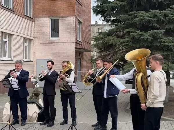 Отец забрал 10-го ребёнка с оркестром из роддома в Ростове