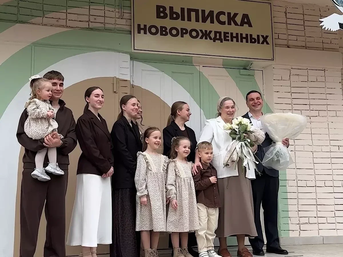 Отец забрал 10-го ребёнка с оркестром из роддома в Ростове