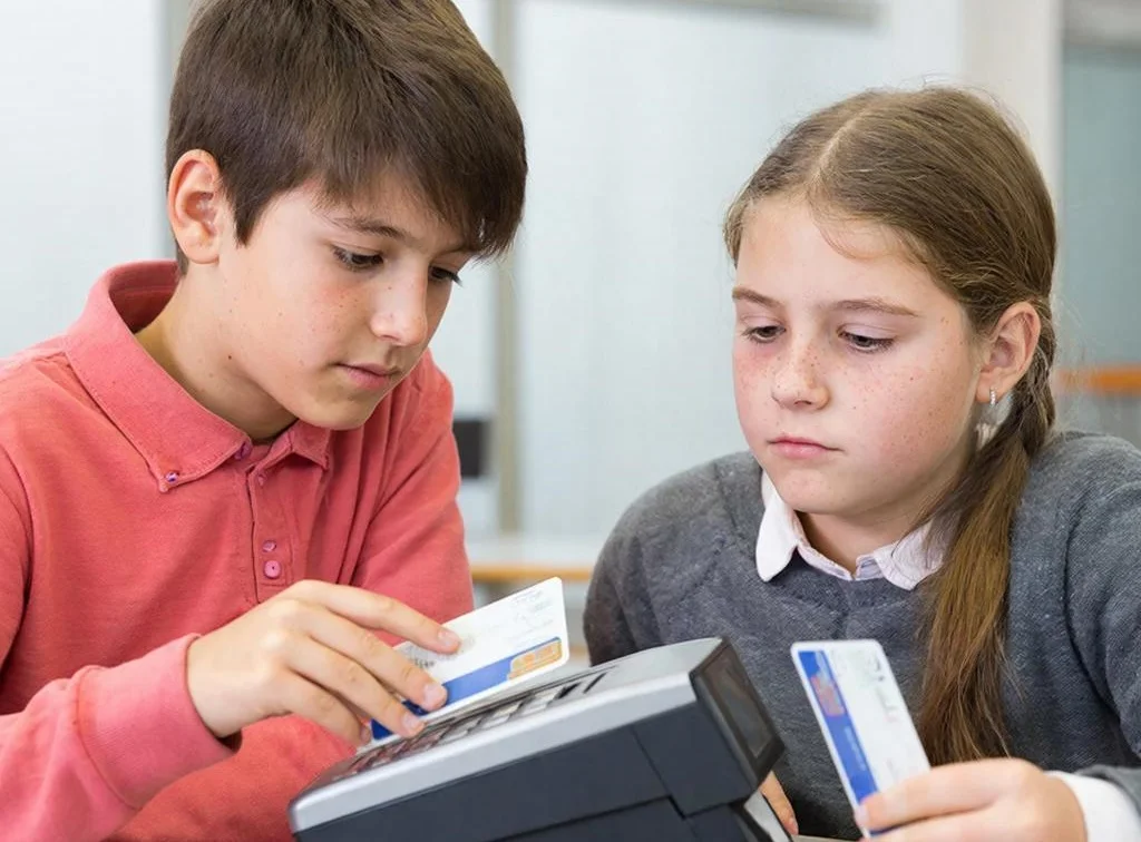 Сбер: в Ростовской области в 1,5 раза вырос спрос на доставку детских банковских карт