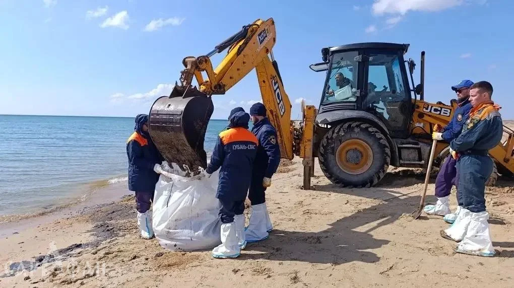 Пляж в Краснодарском крае очищают от мазута, сотни метров уже убраны