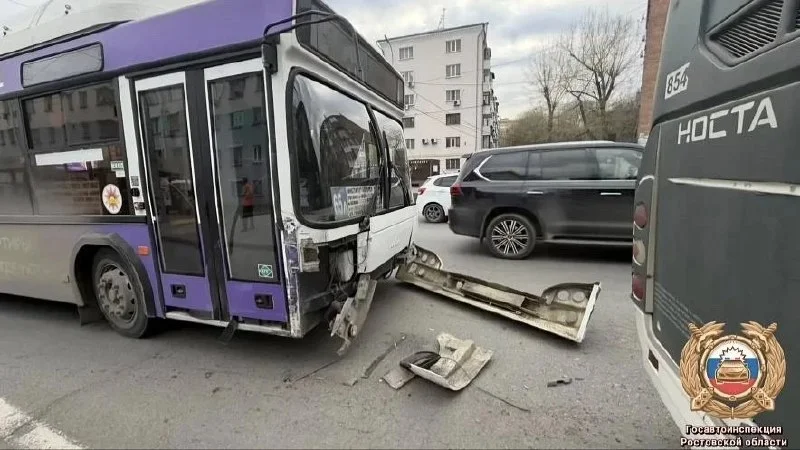 Автобусы устроили гонки в Ростове и спровоцировали ДТП с пострадавшим