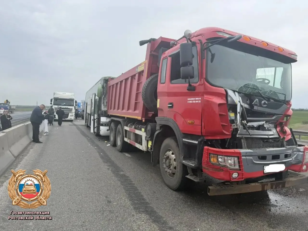 Автобус превратил грузовики в гармошку в Ростовской области