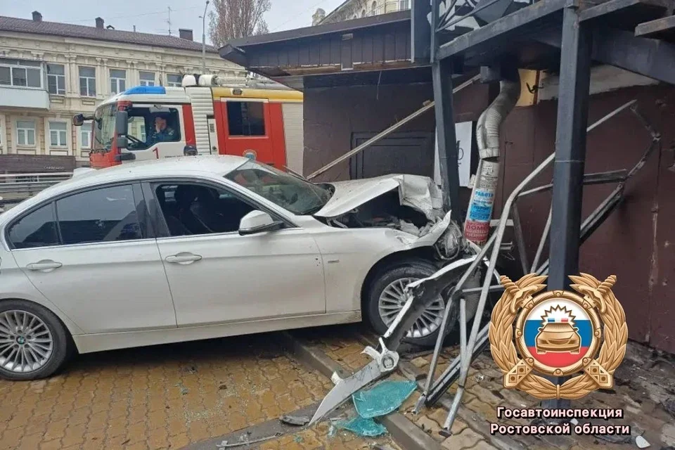В Ростове BMW врезался в жилой дом на Ворошиловском проспекте, пострадала водитель