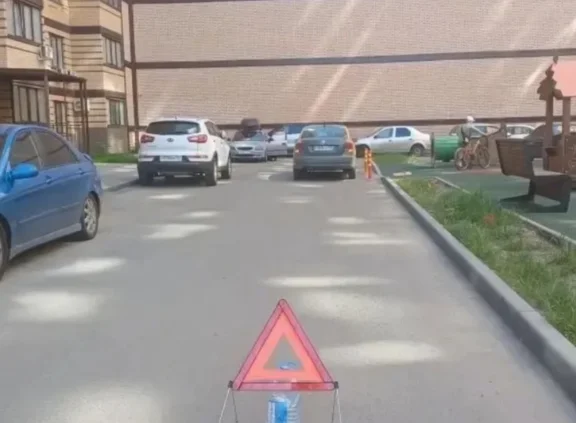 7-летний мальчик выбежал из-за машины и попал под авто в Ростове
