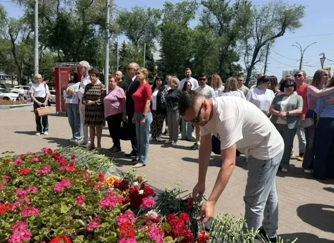 Ростовчане организовали стихийный мемориал жертвам теракта в Старобельске
