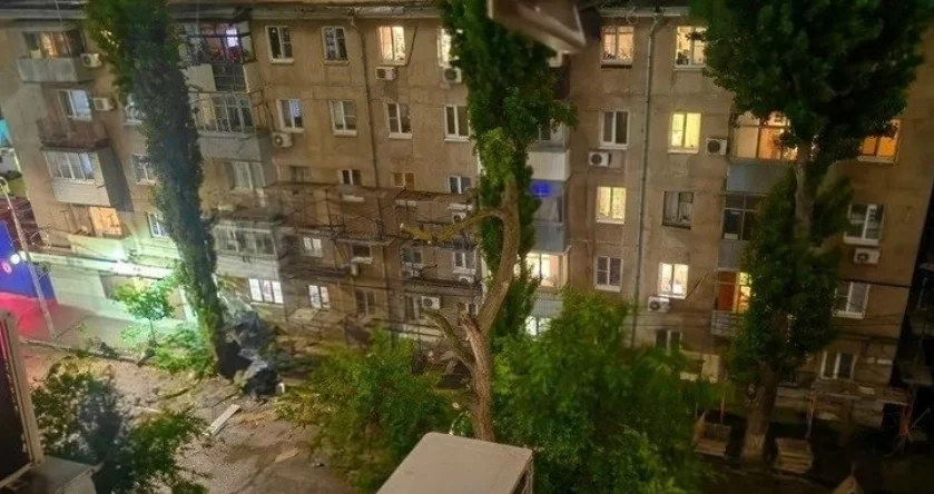 Часть крыши рухнула на девушку во время урагана в Ростове