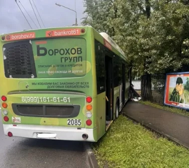 Автобус полный пассажиров врезался в Александровке в Ростове в забор