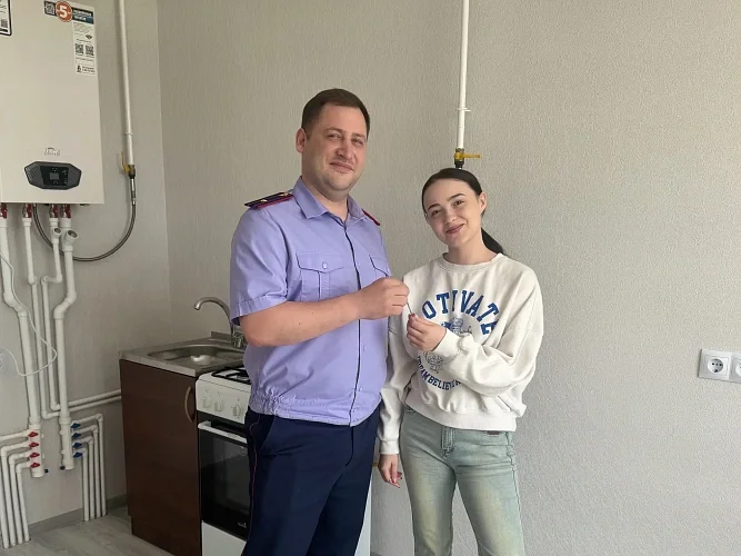Глава донского СК помог решить вопрос с выдачей дома девушке