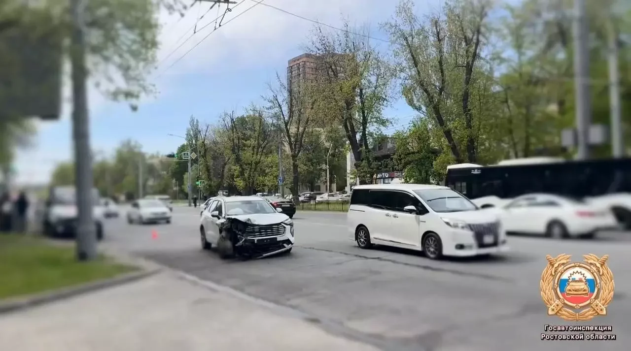 Напротив школы в Ростове Kia Rio выехала на встречку и спровоцировала ДТП