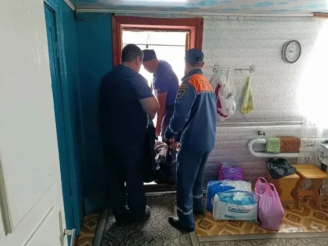 Спасатели Вешенской вынесли из дома женщину с больной ногой