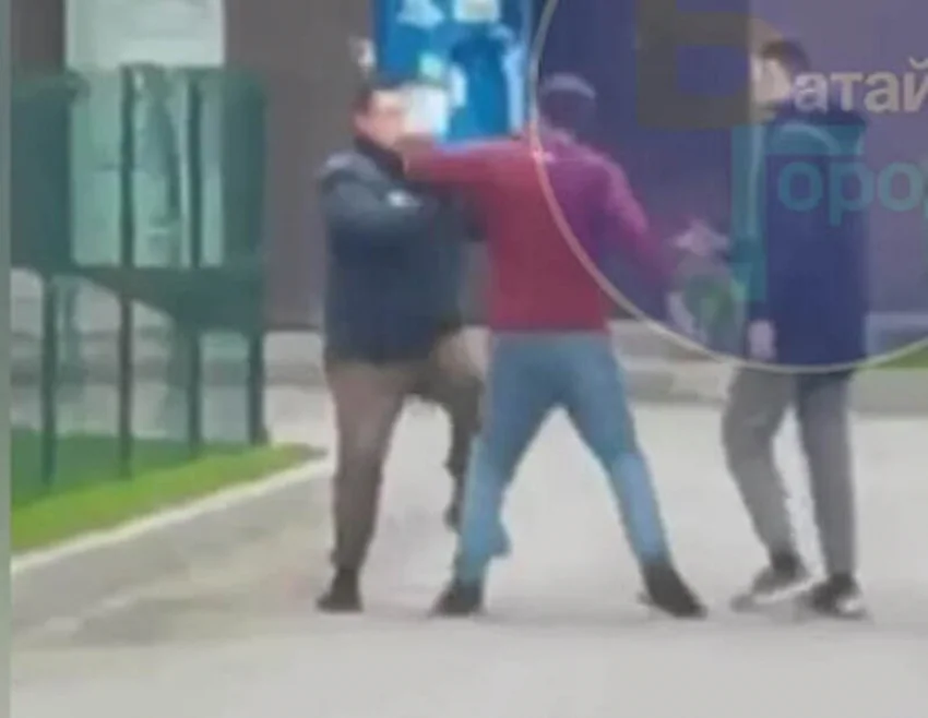 В Батайске двое серых возчиков мусора напали на прохожего, сделавшего замечание