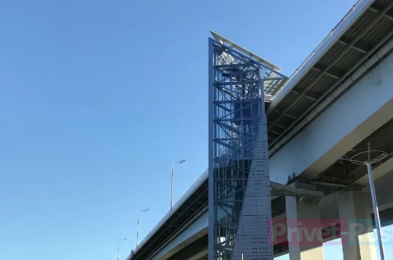 На Ворошиловском мосту в Ростове обрушилось остекление лифта