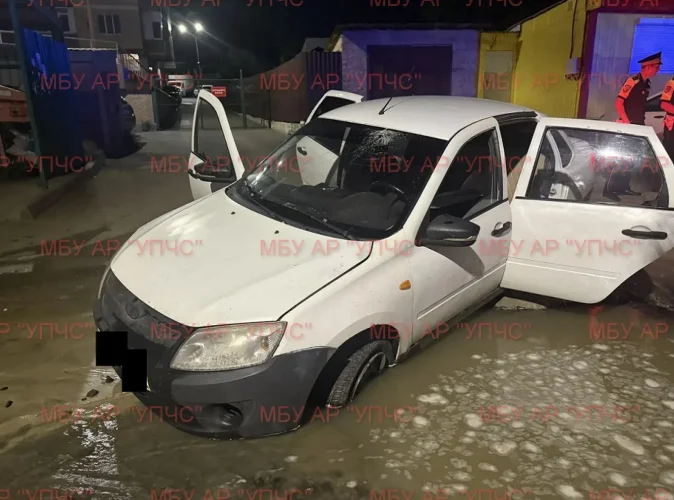 В Аксае Lada Granta провалилась в яму на дороге