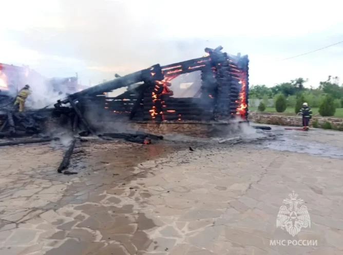 В Лиховской горел храм Андрея Первозванного, пожар тушили 3 часа