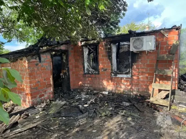 В станице Ростовской области из-за неисправной проводки вспыхнул дом