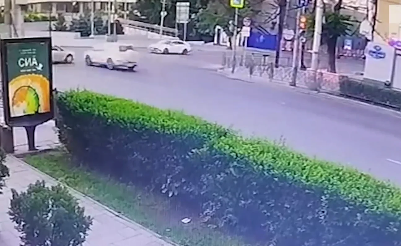Появились смертельные кадры ДТП в центре Ростова, где погиб бывший директор института