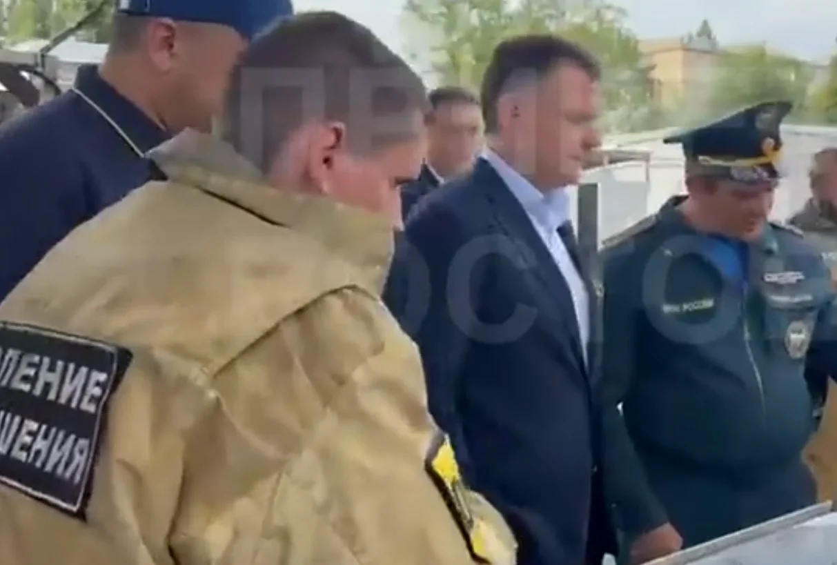 Слюсарь посетил Азов, где тушат пожары после атаки БПЛА