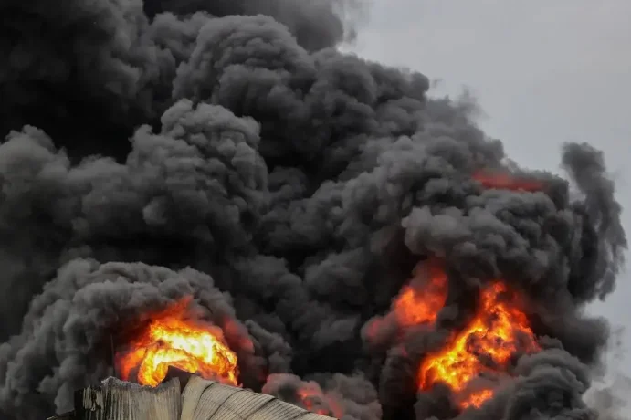 В сеть слили кадры масштабного пожара в нефтехранилище в Азове