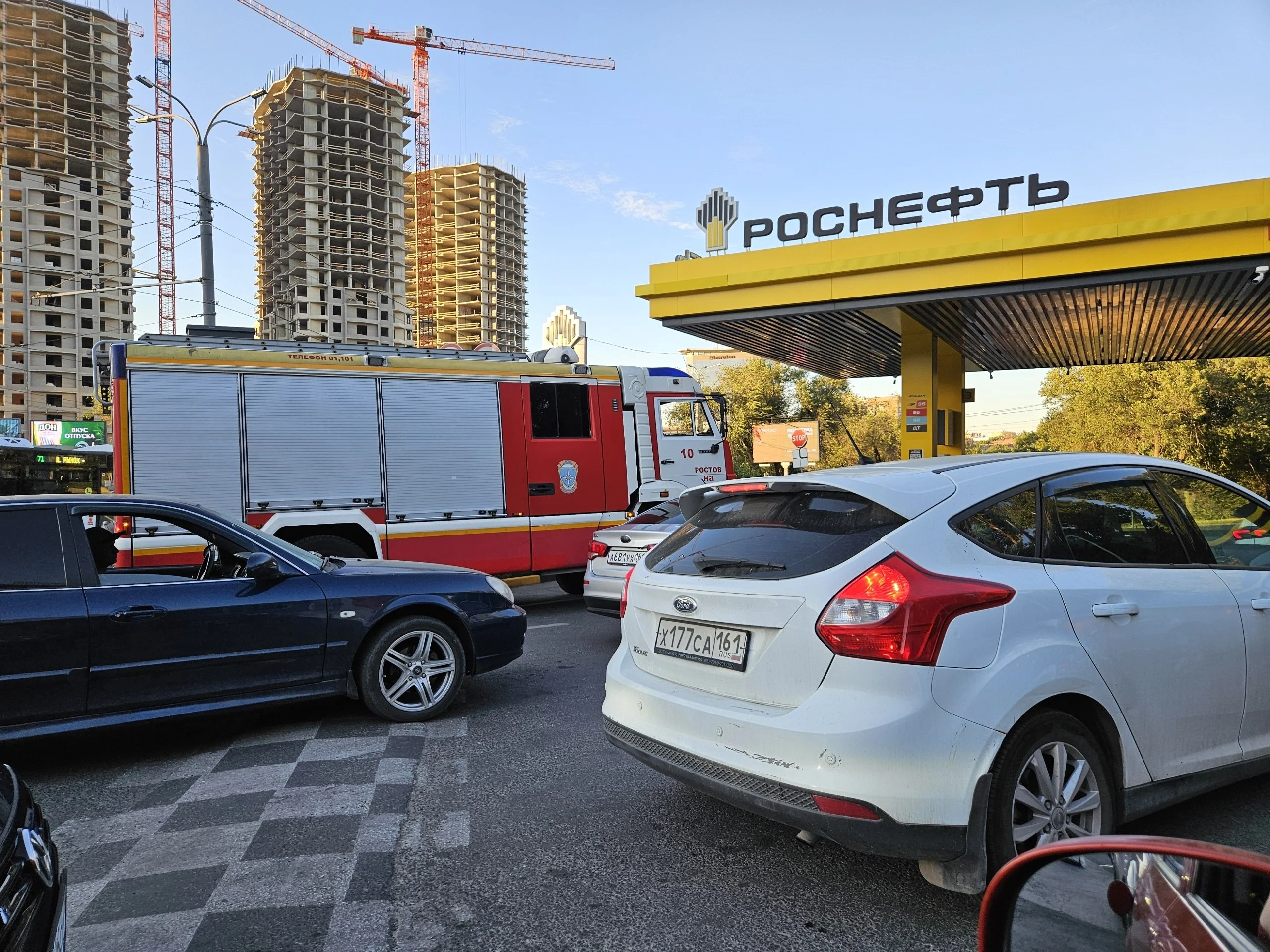 Ростовчанка устроила скандал на АЗС из-за попытки проехать вперед на "Мерсе"