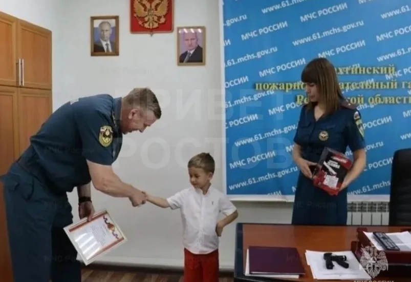 5-летнего мальчика наградили в МЧС за спасение котенка из колодца в Шахтах