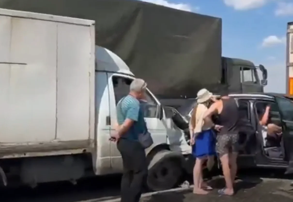 В сети вышло видео столкновения из 12 авто на трассе в Ростовской области