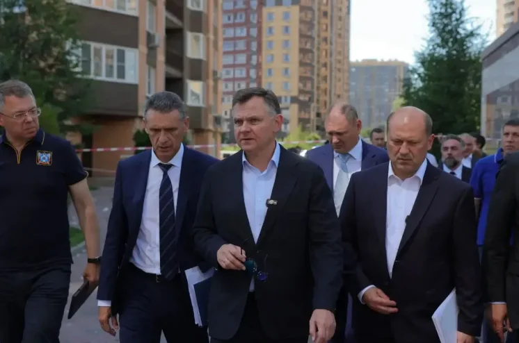 После атаки БПЛА в Ростове проверяют состояние поврежденного дома в мкр "Красный Аксай"
