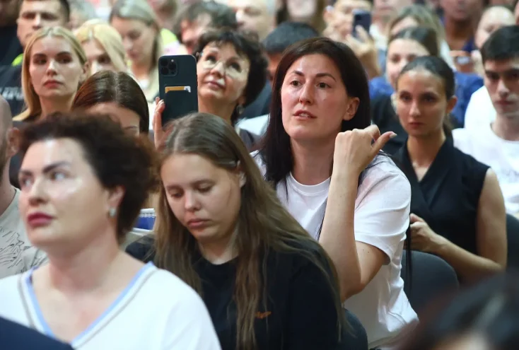 Глава Ростова Скрябин встретился с жителями атакованного БПЛА дома