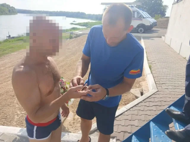 В Вешенской мужчина вместо рыбы попал на крючок сам, спасатели помогли