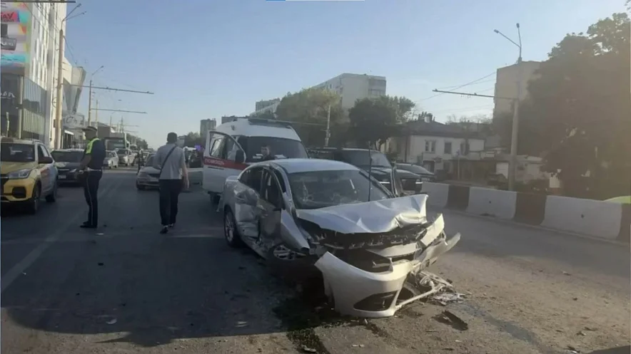 Девять машин врезались в Ростове на Нагибина, 17-летний пострадал