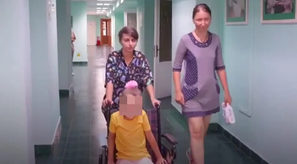 Девочка из Сочи сделала шаг к возвращению домой после ранения от обломка БПЛА