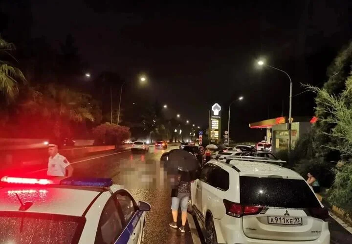 Водитель вышел из машины на трассе Джубга-Сочи и сразу погиб