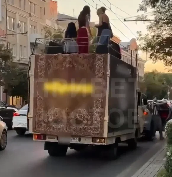 В Ростове компания устроила вечеринку на крыше автомобиля в центре