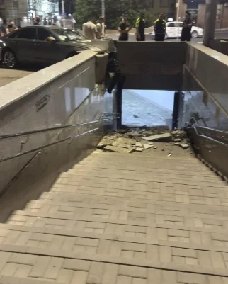 В центре Ростова автомобиль на скорости влетел в подземный переход на площади Маркса
